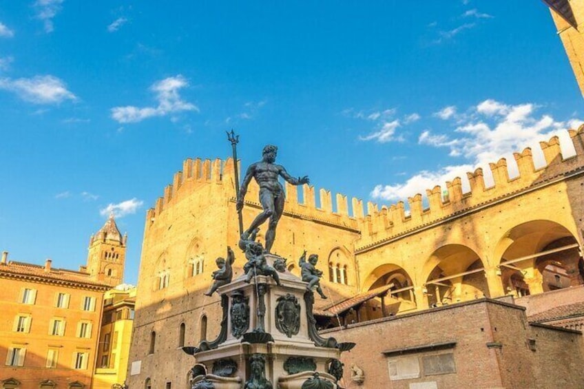 2-Hour Bike Tour to Discover Bologna's Squares and Monuments