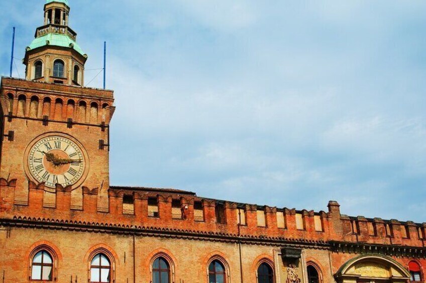 2-Hour Bike Tour to Discover Bologna's Squares and Monuments