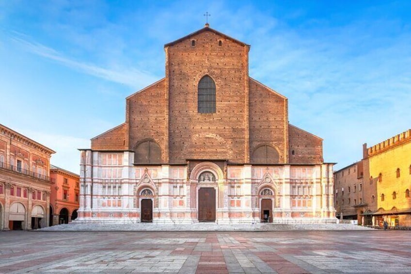 2-Hour Bike Tour to Discover Bologna's Squares and Monuments