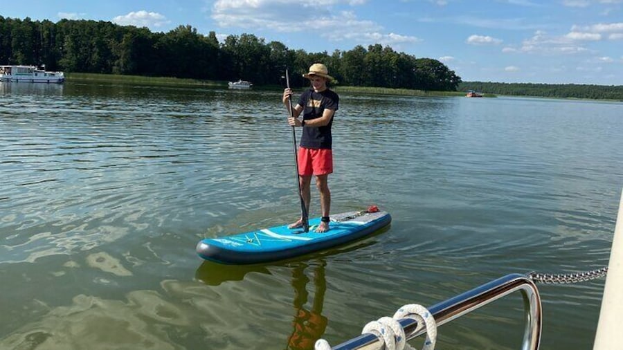 Private guided stand-up paddling activity by motorboat