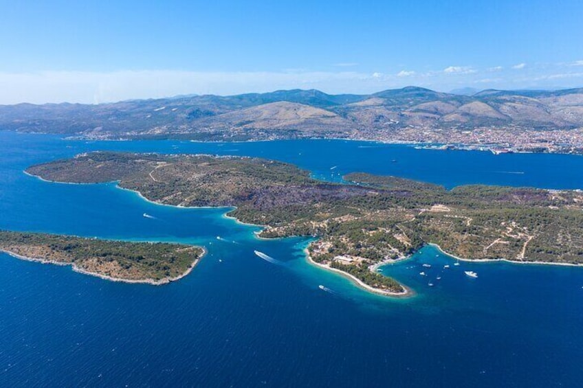 Split: Blue Lagoon, Shipwreck, & Šolta Tour with Lunch & Drinks