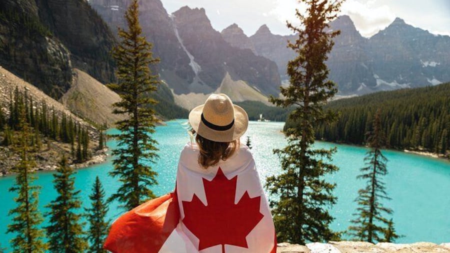 Moraine Lake and Lake Louise Tour from Calgary - Canmore - Banff
