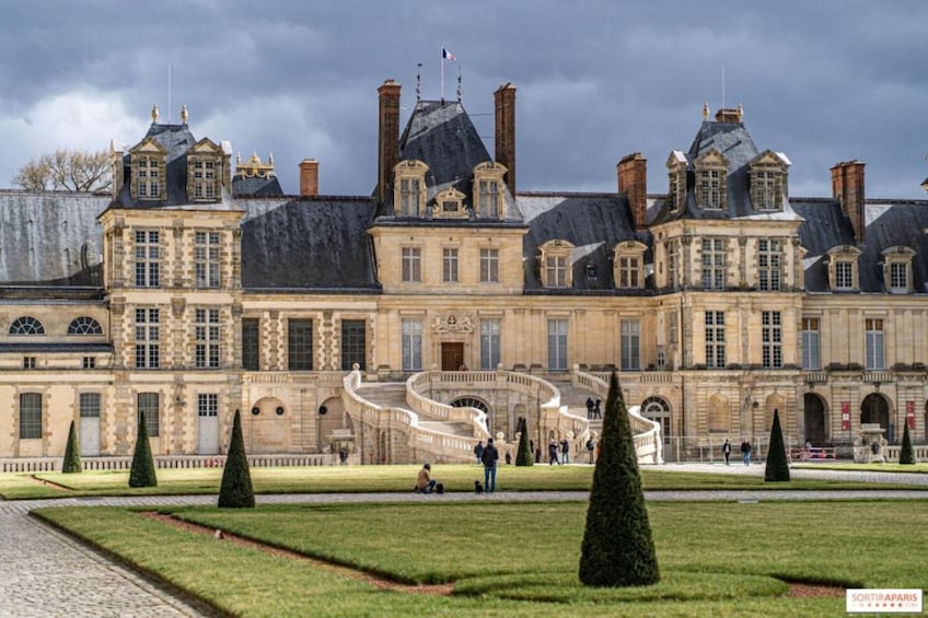Fontainebleau Palace :Skip the Line Small Group Guided Tour