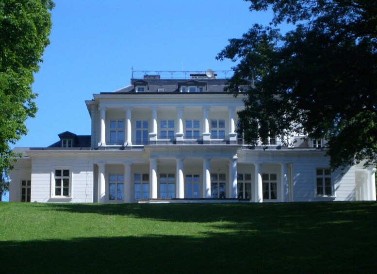 Picture 2 for Activity Hamburg: 2-Hour Blankenese Walking Tour