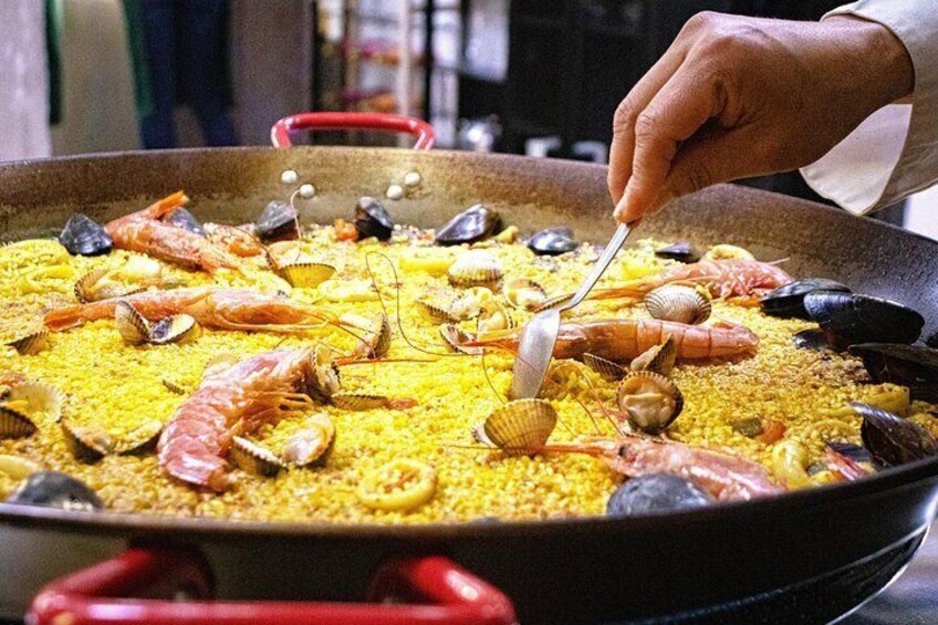 Cook the traditional seafood paella with thekingofpaella Madrid