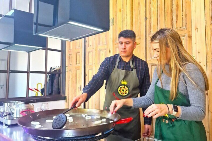 Seafood paella cooking classes a private space In Madrid