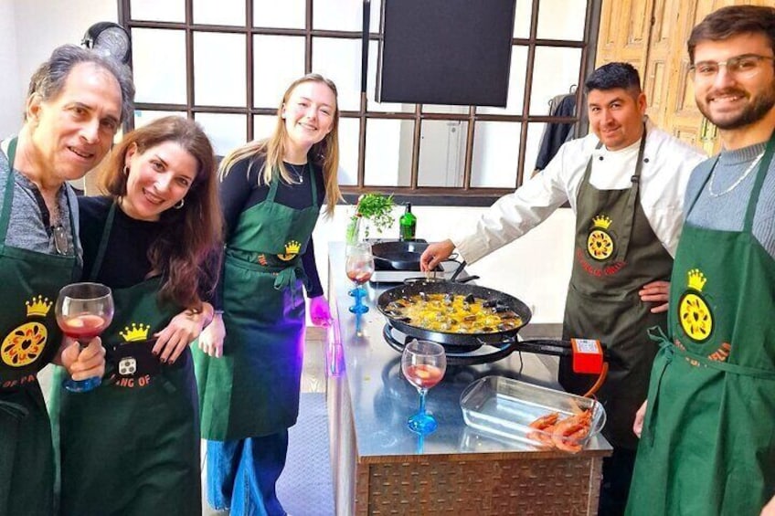Seafood paella cooking classes a private space In Madrid