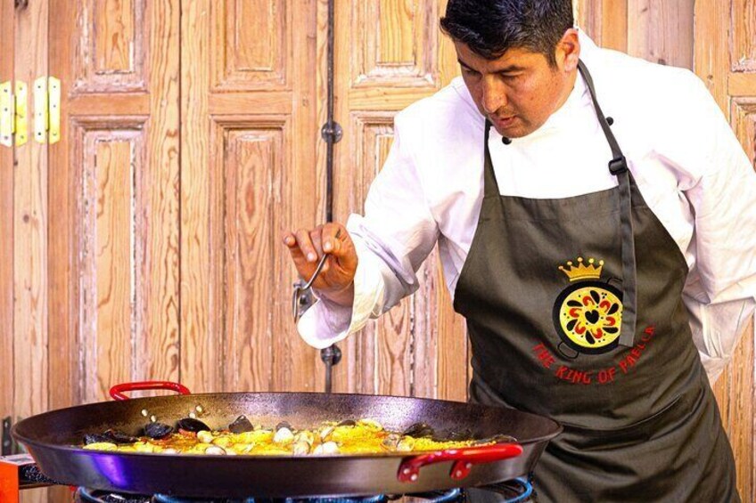 Cook the traditional seafood paella with thekingofpaella Madrid