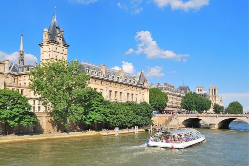 Seine River Cruise flexible ticket with Audio in Paris - 1 Hour