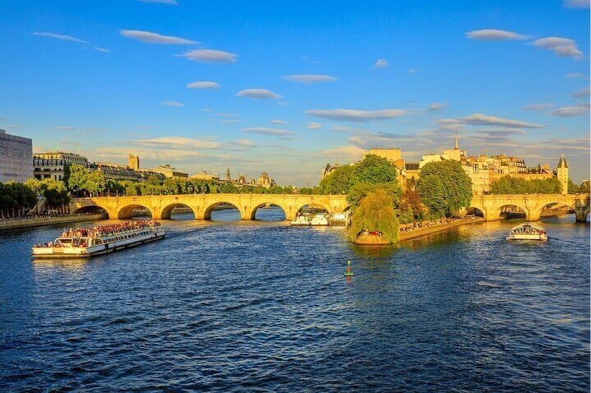 Flexible Seine River Cruise Tickets with Audio Guide in Paris
