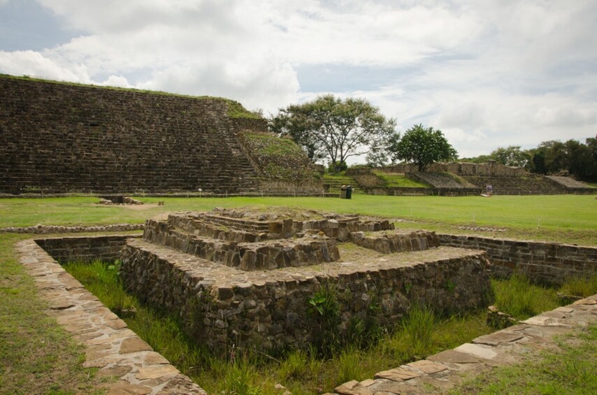 From Oaxaca City: Monte Alban Guided Archaeological Tour