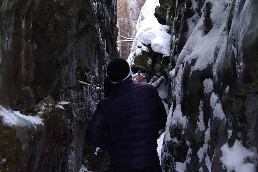 Private Singhampton Caves - Snowshoe/Winter Spikes Tour