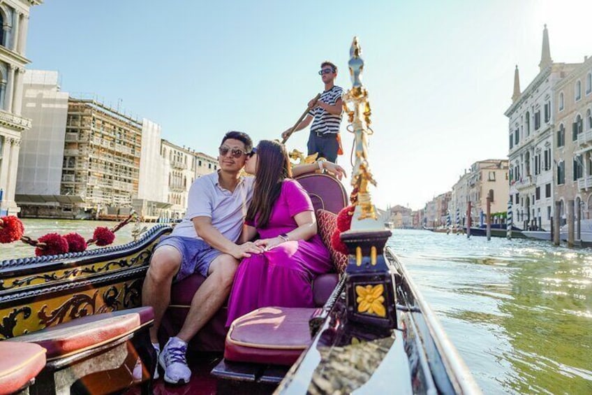 Private Photoshoot on Personal Gondola in Venice