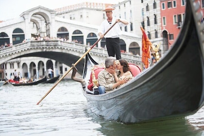 Private Photoshoot on Personal Gondola in Venice