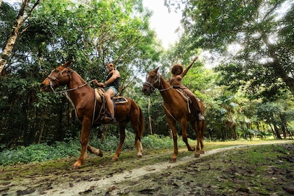 Reiten & ATV Dschungelabenteuer mit Seilrutschen & Cenote