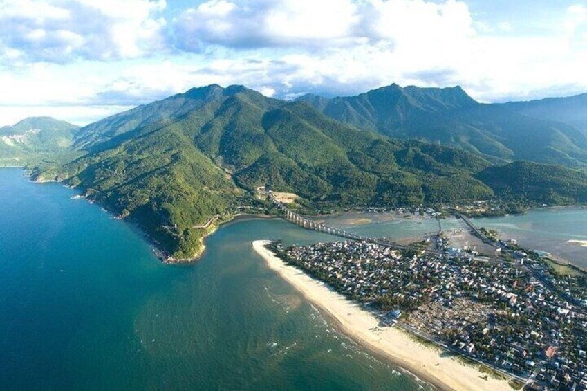 Transfer from Hue to Hoi An with sightseeing stops by amazing way