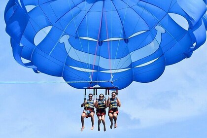 Parasailing in Waikiki, Hawaii