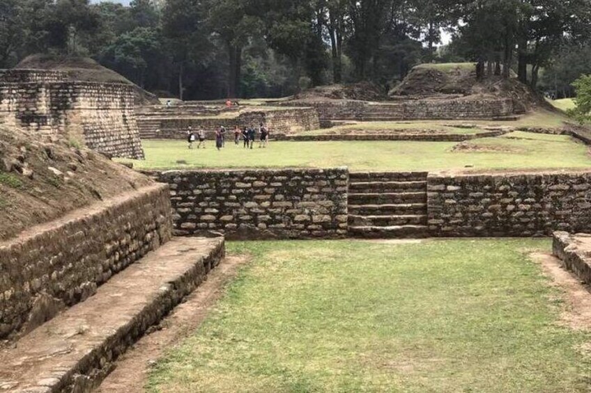 Ball court Iximche.