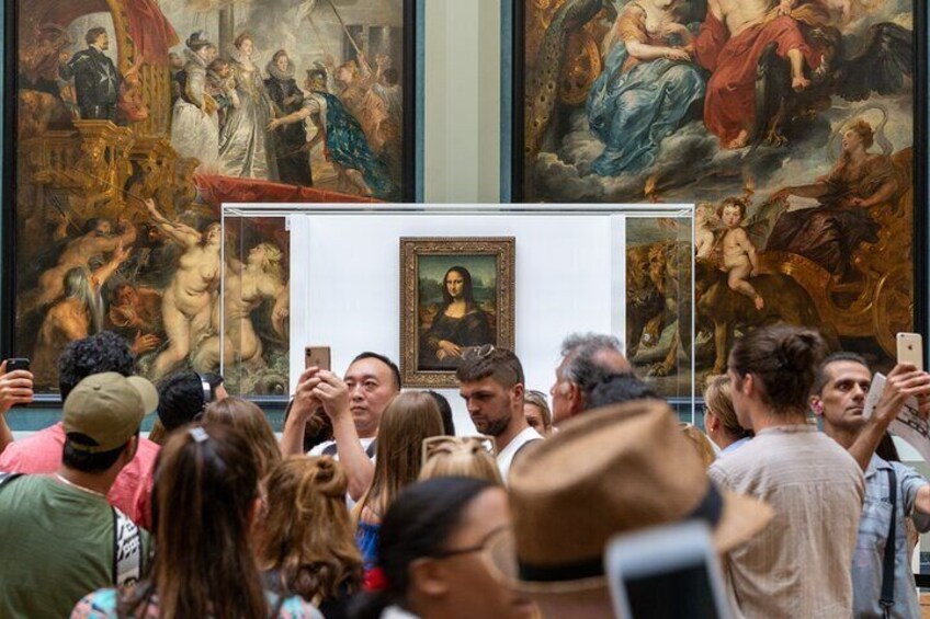 Paris: Louvre Museum Ticket and Mona Lisa Access with Host