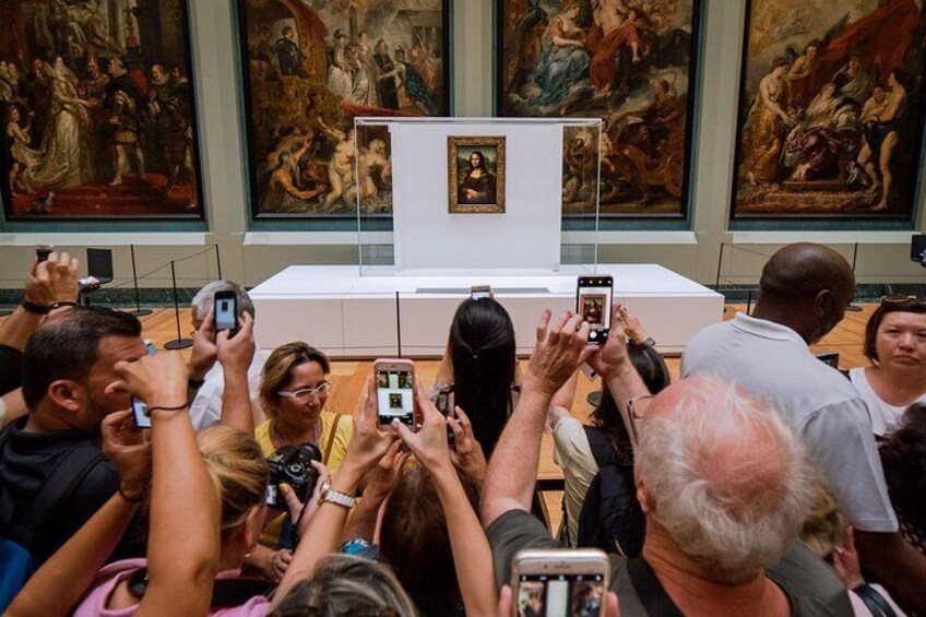 Paris: Louvre Museum Ticket and Mona Lisa Access with Host