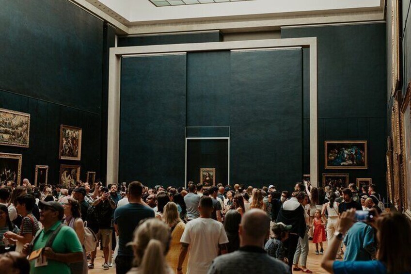 Paris: Louvre Museum Ticket and Mona Lisa Access with Host