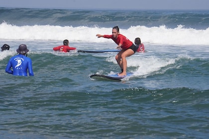 Clase de surf en la playa de Legian, Bali