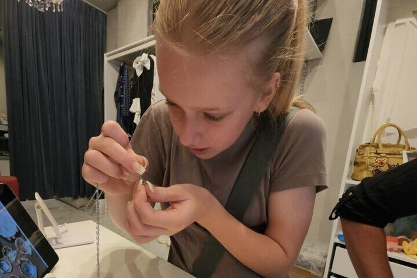 Experience Extracting Pearls From Akoya Oysters