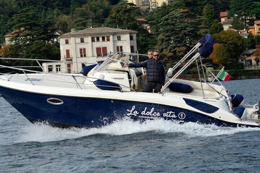 Eolo is a very fast runaboat. Equipped with a powerful 300 horsepower engine it can comfortably transport up to 6 people 