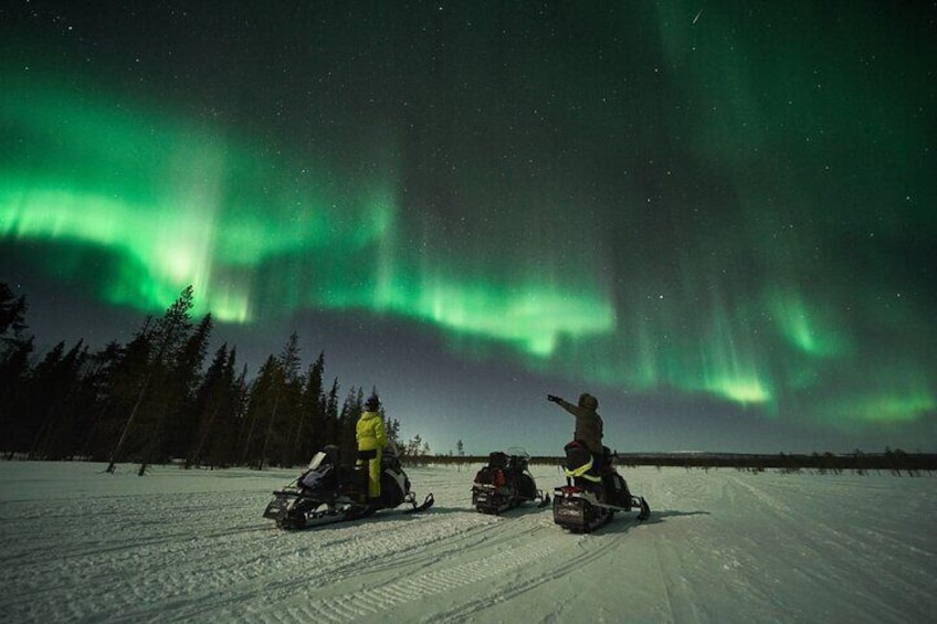 3 Hours Snowmobiling under Auroras and Night Sky