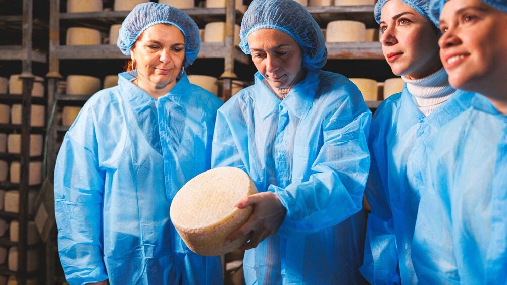 Picture 4 for Activity Dolianova: visit and workshop in a cheese factory