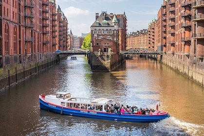 One hour long harbour tour in Hamburg