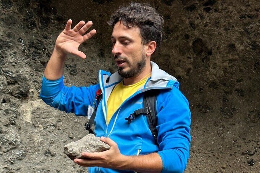 Half Day Guided Hiking and Wine Tasting In Pitigliano