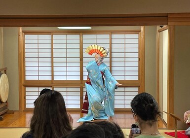 Kyoto: Meet the Geisha Maiko with Gion Walking Tour