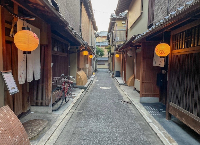 Picture 2 for Activity Kyoto: Meet the Geisha Maiko with Gion Walking Tour