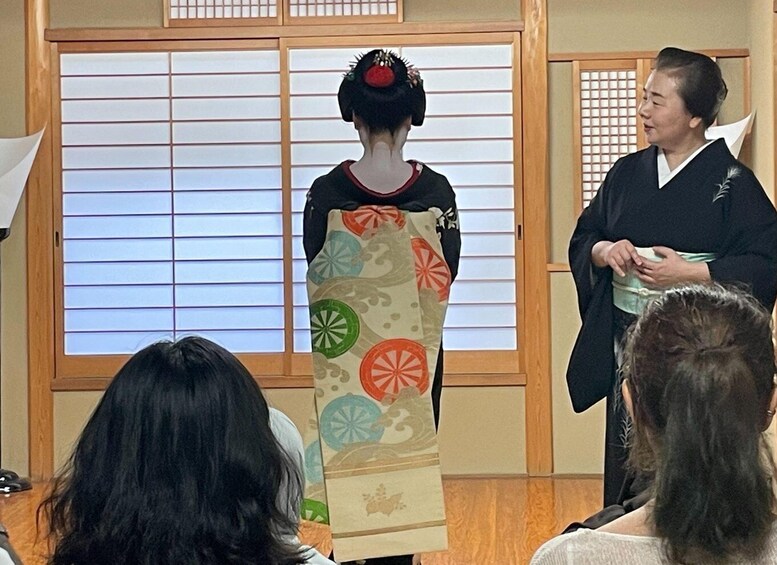 Kyoto: Meet the Geisha Maiko with Gion Walking Tour