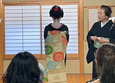 Kyoto: Meet the Geisha Maiko with Gion Walking Tour