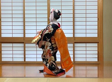 Kyoto: Meet the Geisha Maiko with Gion Walking Tour