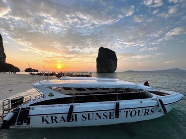 4 Islands Sunset Tour by Speedboat with BBQ Dinner and Night Snorkelling