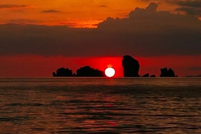 Phi Phi & 4 Islands Sunset Tour with Bioluminescent Plankton