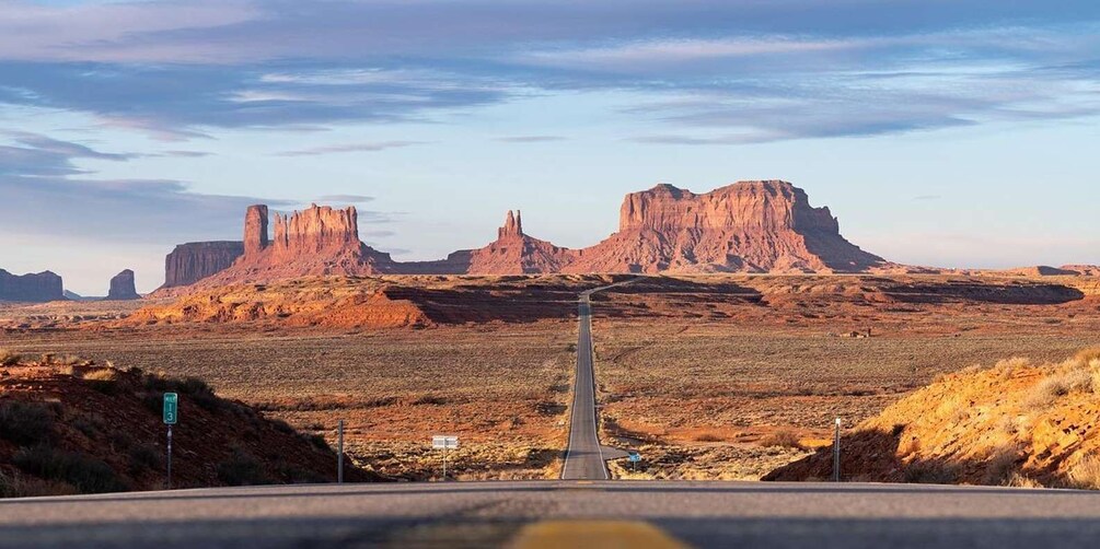 Monument Valley: Cultural Tour with Dinner and Entertainment