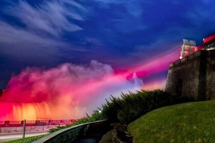 Niagara Falls Evening Tour with Boat, Dinner & Illumination Tower