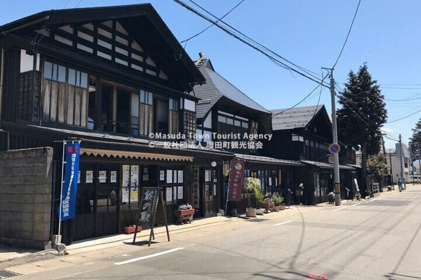 Walking Tour of Wealthy Merchant's Storehouses in Akita