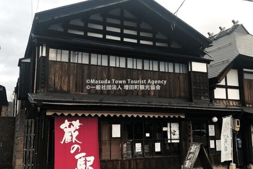 Walking Tour of Wealthy Merchant's Storehouses in Akita