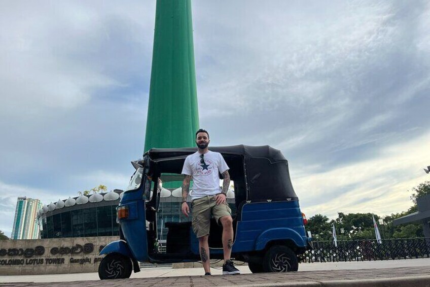 Photo stop at Lotus tower by tuk tuk