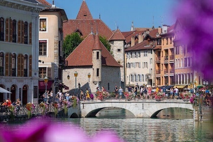 All-inclusive Food Tour of Annecy Old Town with Local Guide