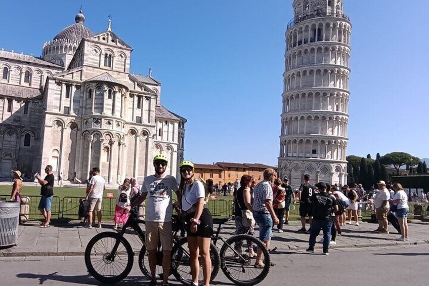 Arrival in Piazza dei Miracoli in Pisa, under the tower
