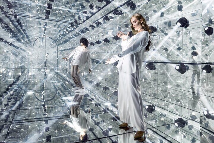 Harmonia - Dance with Light. 
A robotic symphony in an infinite mirror room. The Three-Minute Light Show is a perfect stage for expression and movement.