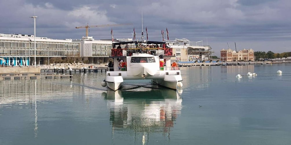 Valencia: Chistmas Boat Tour with Santa Claus & Wizard King.