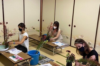2 Hours Flower Arranging (Ikebana) Class @Temple /Tokyo・Ota-ku