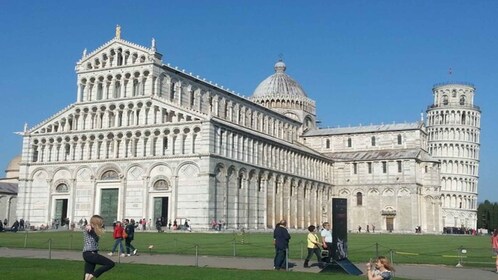 From Livorno: Guided Day Trip to Florence and Pisa by Bus